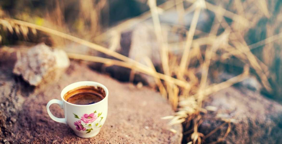 Caffee del Mondo ►Kaffeetasse auf einem Stein in der Sidamolandschaft | GOURMETmanufactory