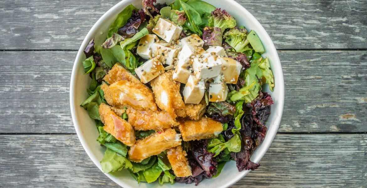 Crispy Hähnchen Salat ▶︎ Leichter Salat mit knusprigem Hähnchen und knackigem Gemüse ▶︎ I GOURMETMANUFACTORYfoodboutiqe